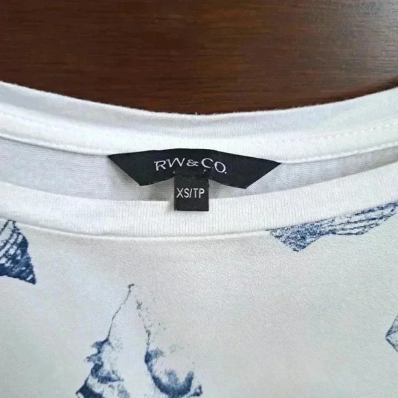 ❤️ RW&Co. Short Sleeved Top Blue White Shells Tie Front Size XS Lightweight - Picture 5 of 7